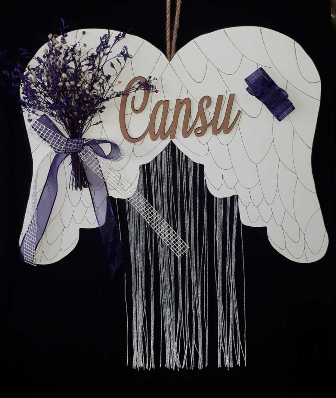 Püsküllü isme özel süslü ahşap melek kapı süsü