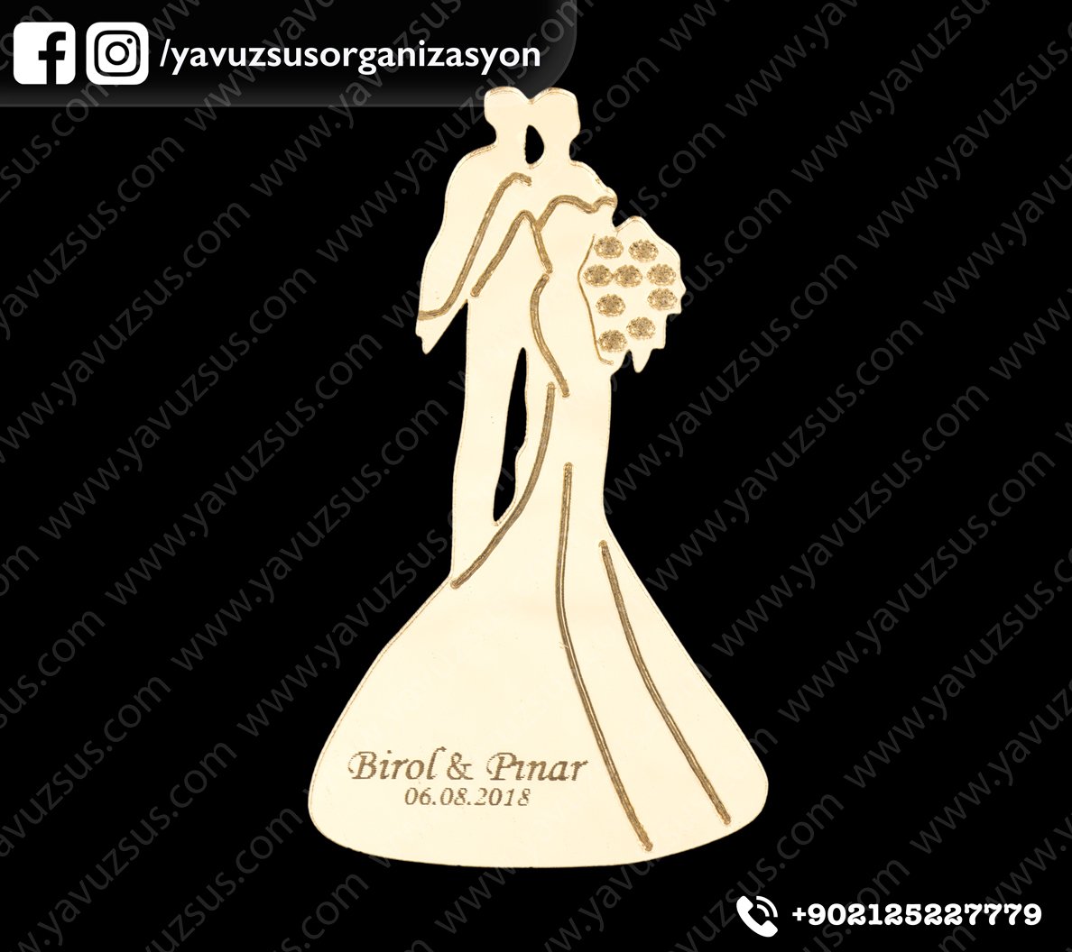 Eli Çiçekli  Gelin Damat Pleksi (8*4,5cm) ALTIN