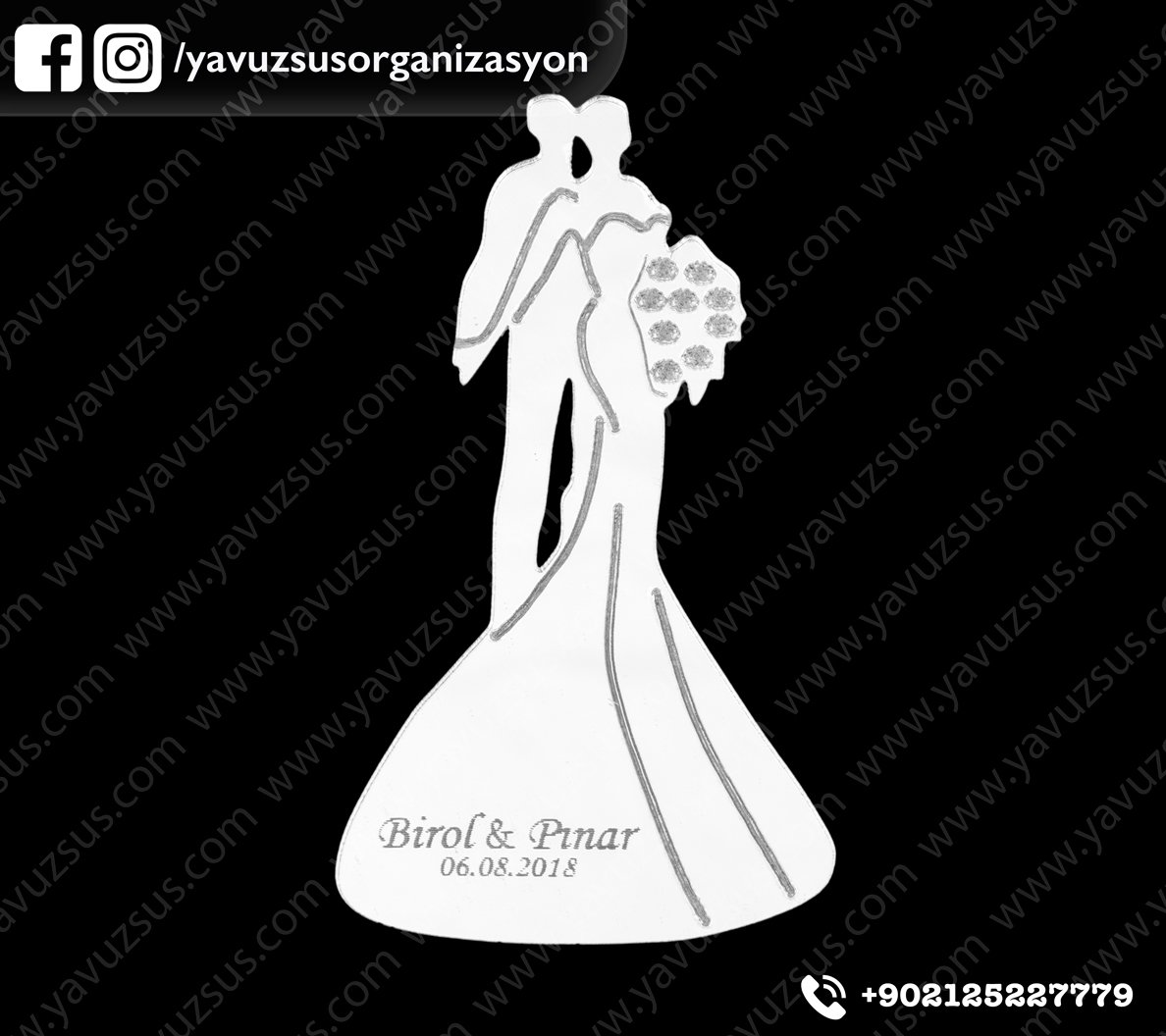 Eli Çiçekli  Gelin Damat Pleksi (8*4,5cm) GUMUS