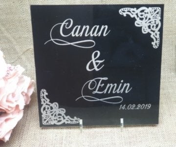 Siyah cam üzeri özel isimli kare isimlik(22cm)