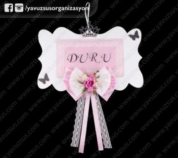 küçük ahşap çerçeve çiçekli fiyonklu kapı süsü PEMBE
