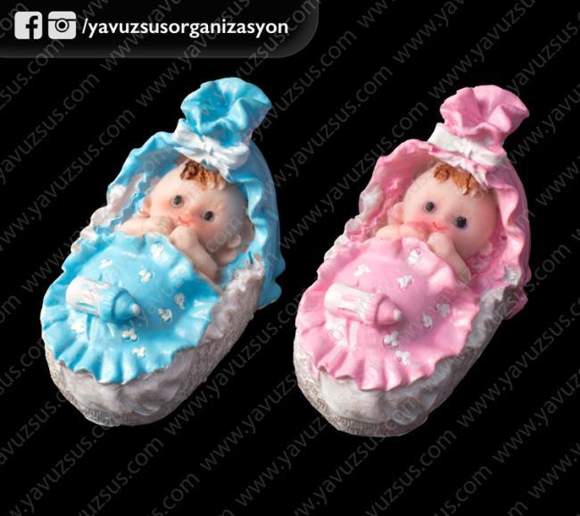 sepet içinde yatan biblo