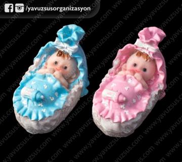 sepet içinde yatan biblo