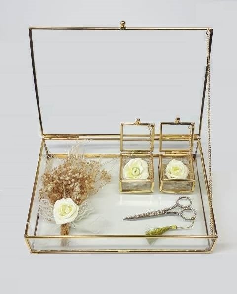 Kapaklı kutuda kare yükselticili yüzük tepsisi