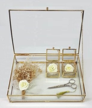 Kapaklı kutuda kare yükselticili yüzük tepsisi