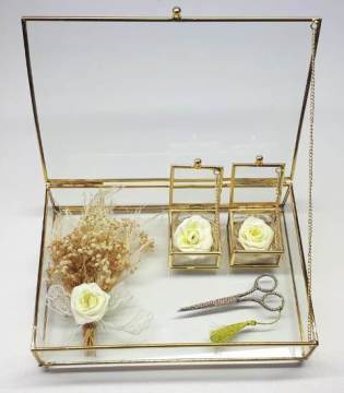 Kapaklı kutuda kare yükselticili yüzük tepsisi