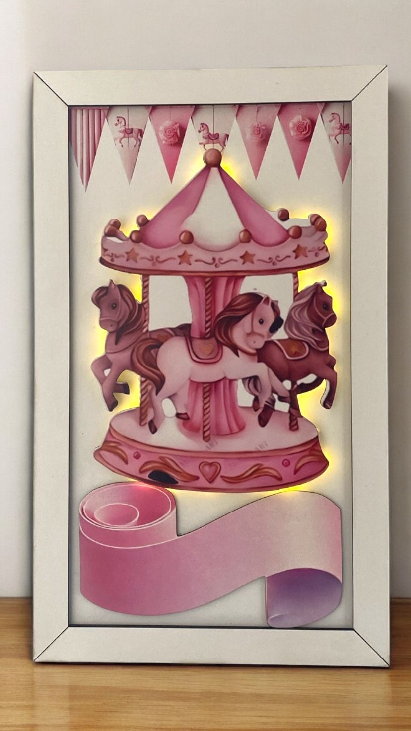 Çerçeveli zemini desenli ışıklı atlıkarınca  kapı