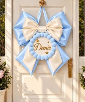 Ponponlu Fiyonk Kapı Süsü – İsimli Çift Katlı Bebek Odası Kapı Süsü 50×50 cm