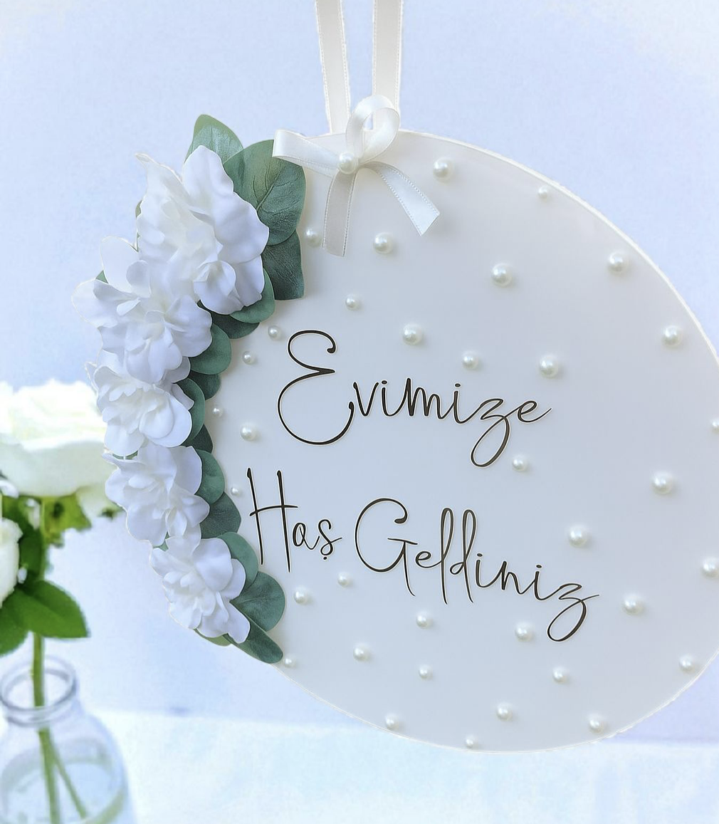 Çiçekli beyaz Pleksi üzerine  evimize hoş geldiniz kapı süsü