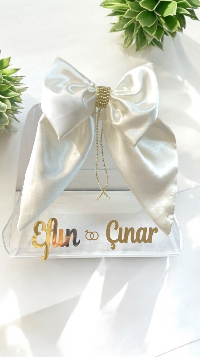 Üzeri İsim ve Fiyonklu Pleksi Çanta(25*18*22cm)