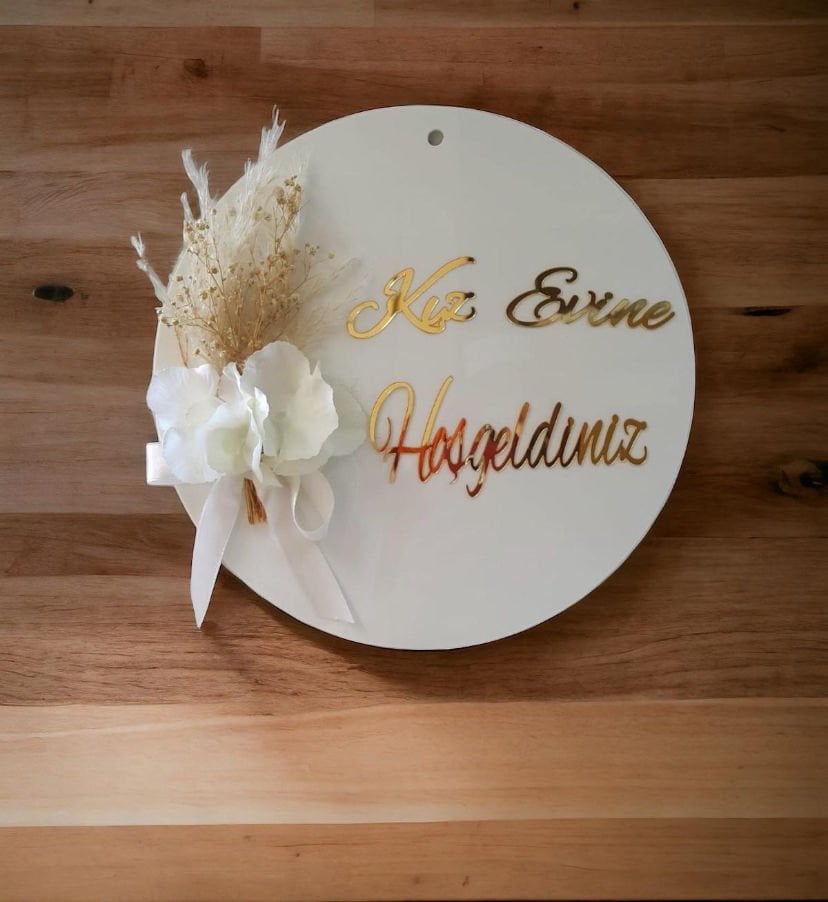 Beyaz Pleksi Üzerine Süslü Kapı Süsü