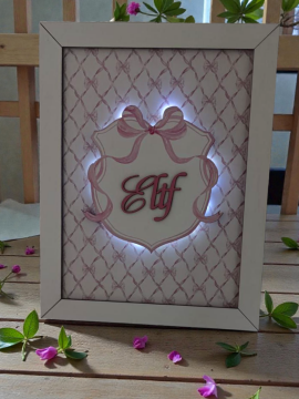 Çerçeve şeklinde isme özel motifli kapı süsü