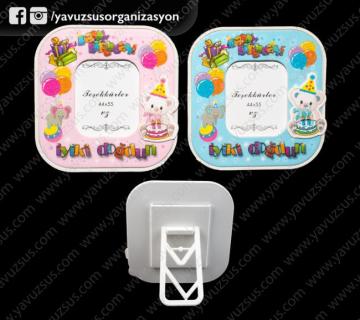 happy birthday ayaklı resim çer. (KLD)