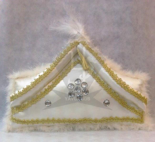 Altın şapka şeklinde yastık