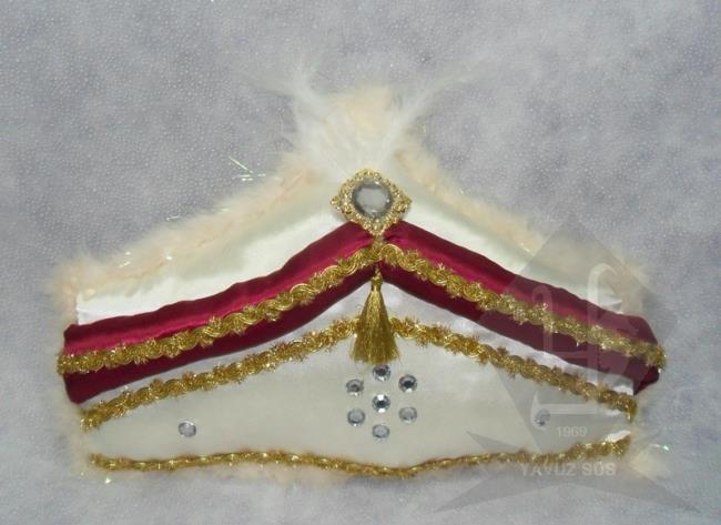 bordo sünnet şapkası şeklinde yastık