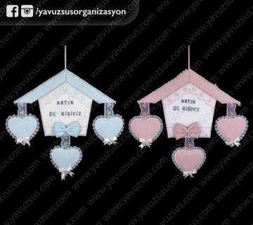 Evşeklinde artık 3 kişiyiz kapı süsü PEMBE