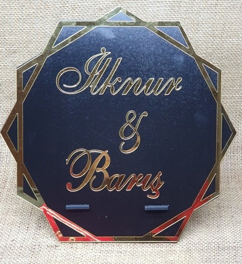 Zemin siyah köşeli isimlik