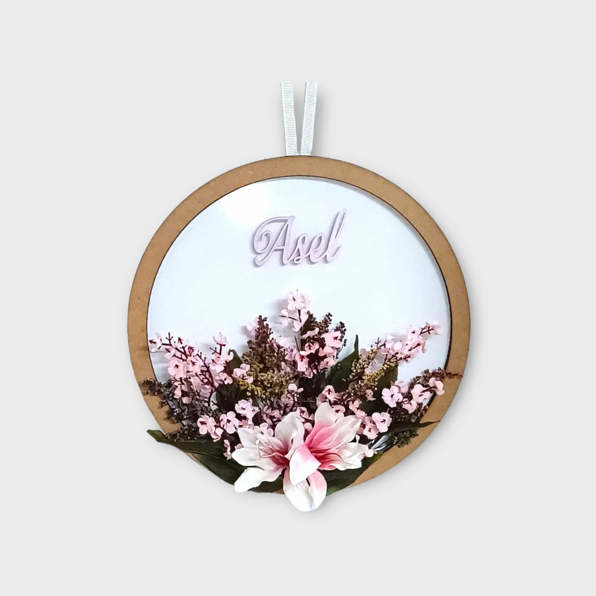 Ortadan Çiçek Dekorlu İsme Özel Kapı Süsü